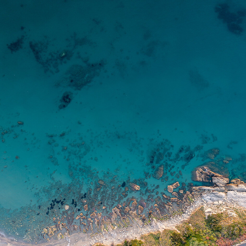 La Baia dello Zefirio è un promontorio sul mare situato nell’estremo sud della Calabria. Conosciuto con il nome di Capo Bruzzano è uno dei luoghi dove i Greci approdarono 2700 anni fa per colonizzare la Calabria. Oggi Capo Bruzzano, è una delle più belle spiagge della Calabria.