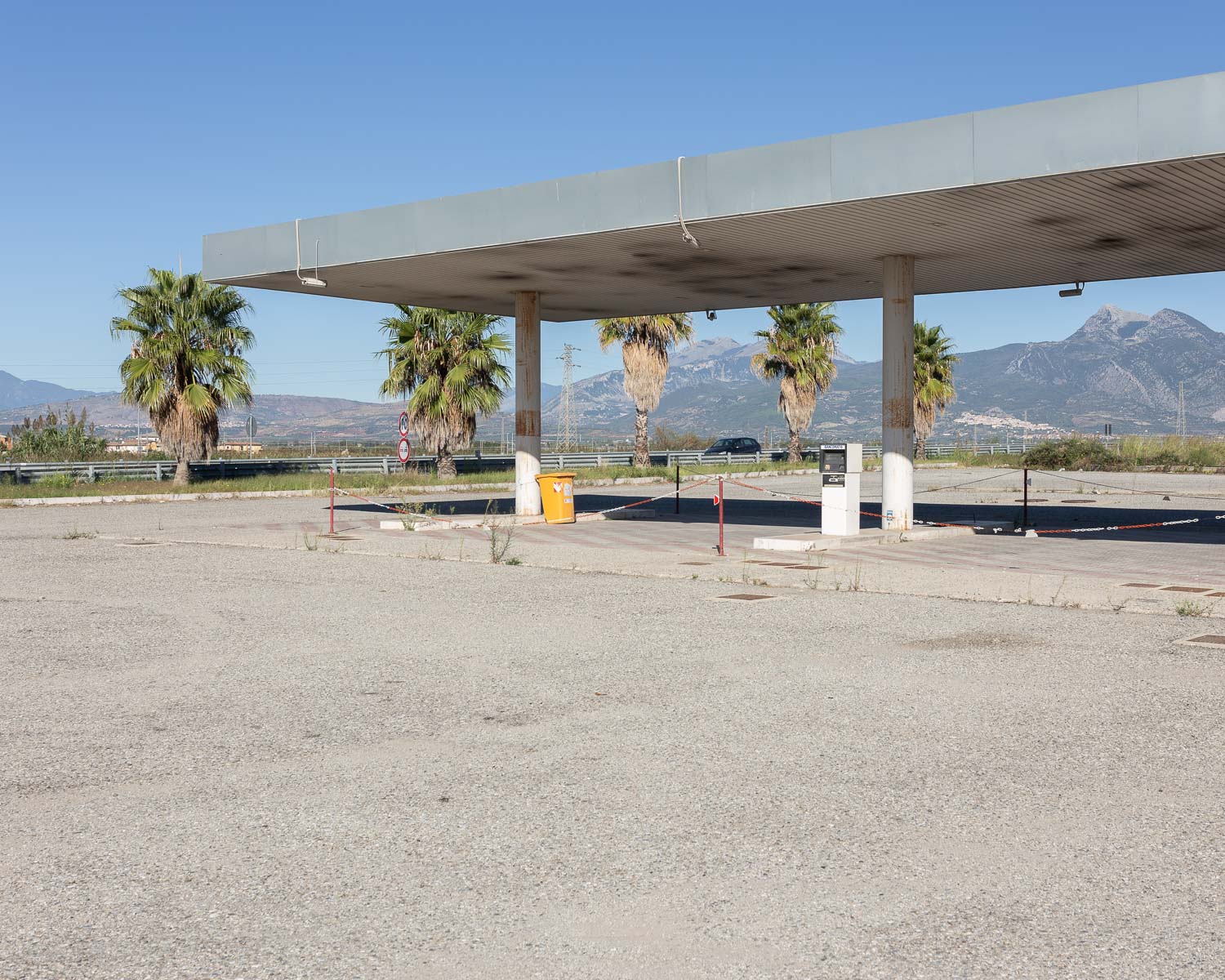 Stazione di servizio abbandonata, Sibari (CS) - Progetto SS106 lungo la costa Jonica - Filippo Armonio Fotografo