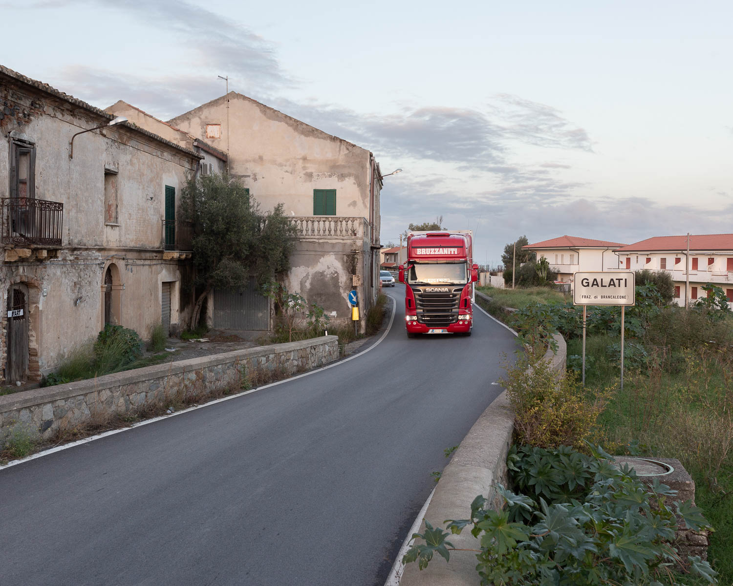 Strettoia improvvisa a Galati di Brancaleone (RC) - Progetto SS106 lungo la costa Jonica - Filippo Armonio Fotografo